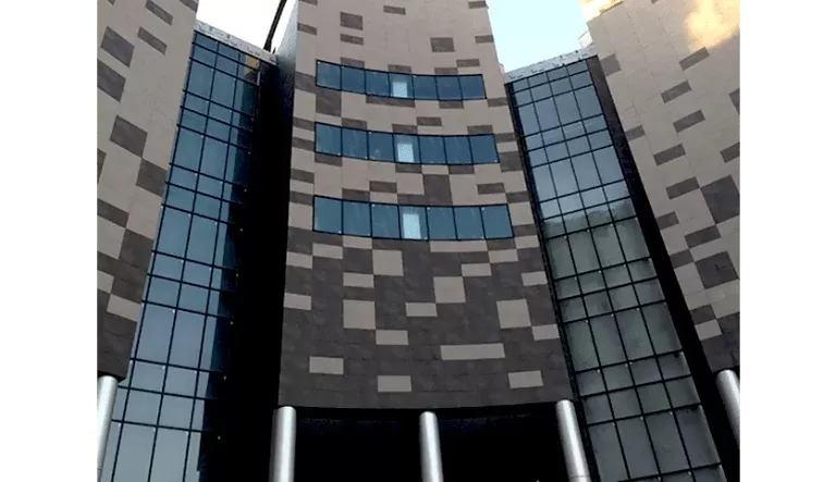 ساختمان با نمای سرامیکی